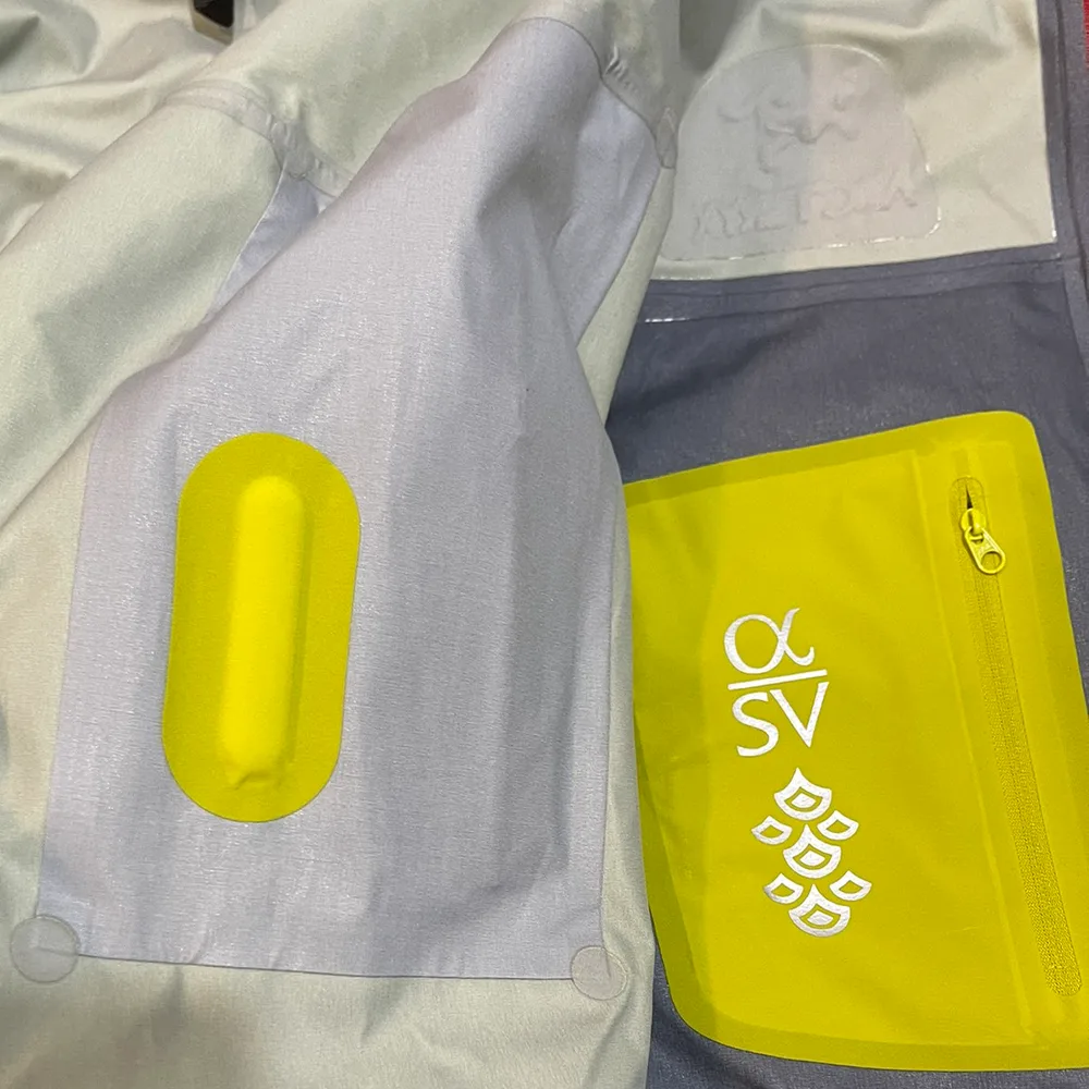 Arcteryx Alpha SV Year Of The Dragon Jacket LNY 2024细节5