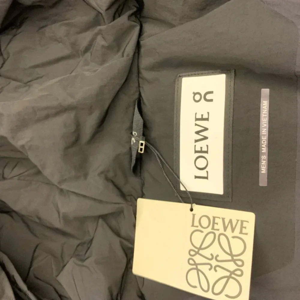 Loewe x on Puffer jacket in technical shell细节2